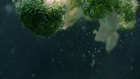 Grüner-Frischer-Brokkoli-Unter-Wasser-Mit-Luftblasen-Und-In-Zeitlupe.-Frisch-Und-Saftig-Gesund-Vegetarisch